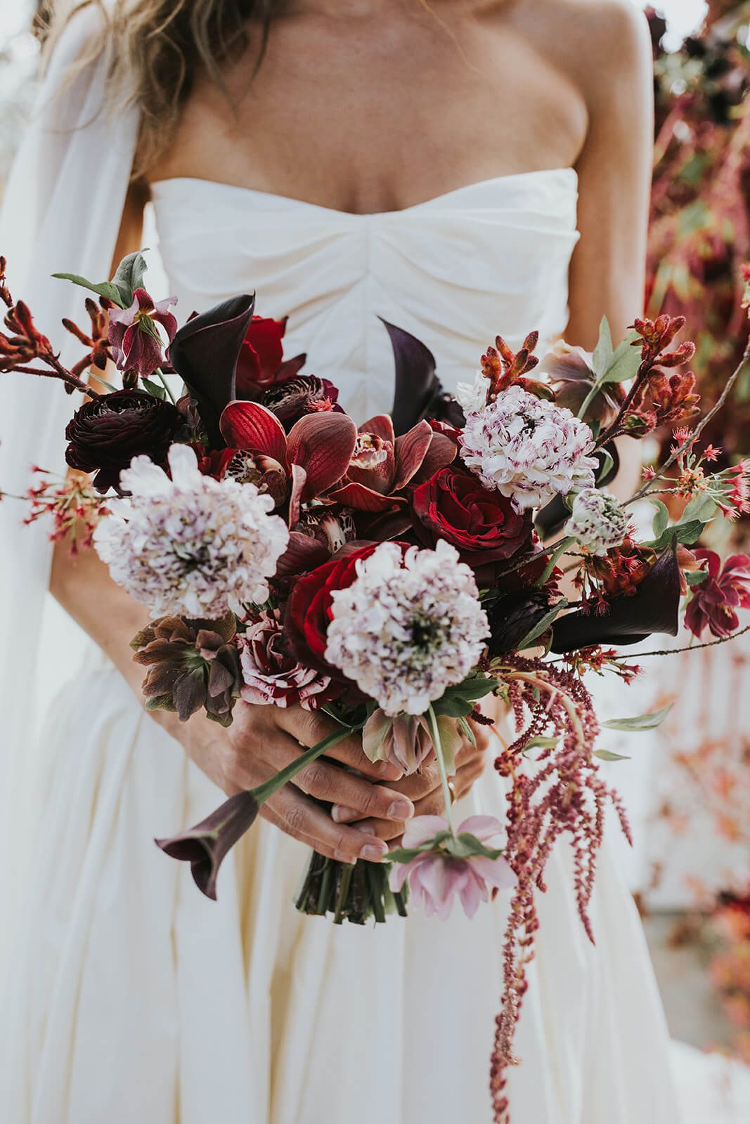 Romantic and dramatic bouquet in shades of red
