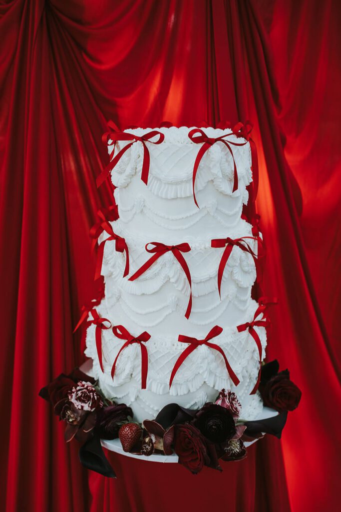 Vintage three-tiered cake with red bows
